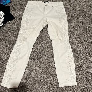 Beautiful white rhinestone distressed jeans 12